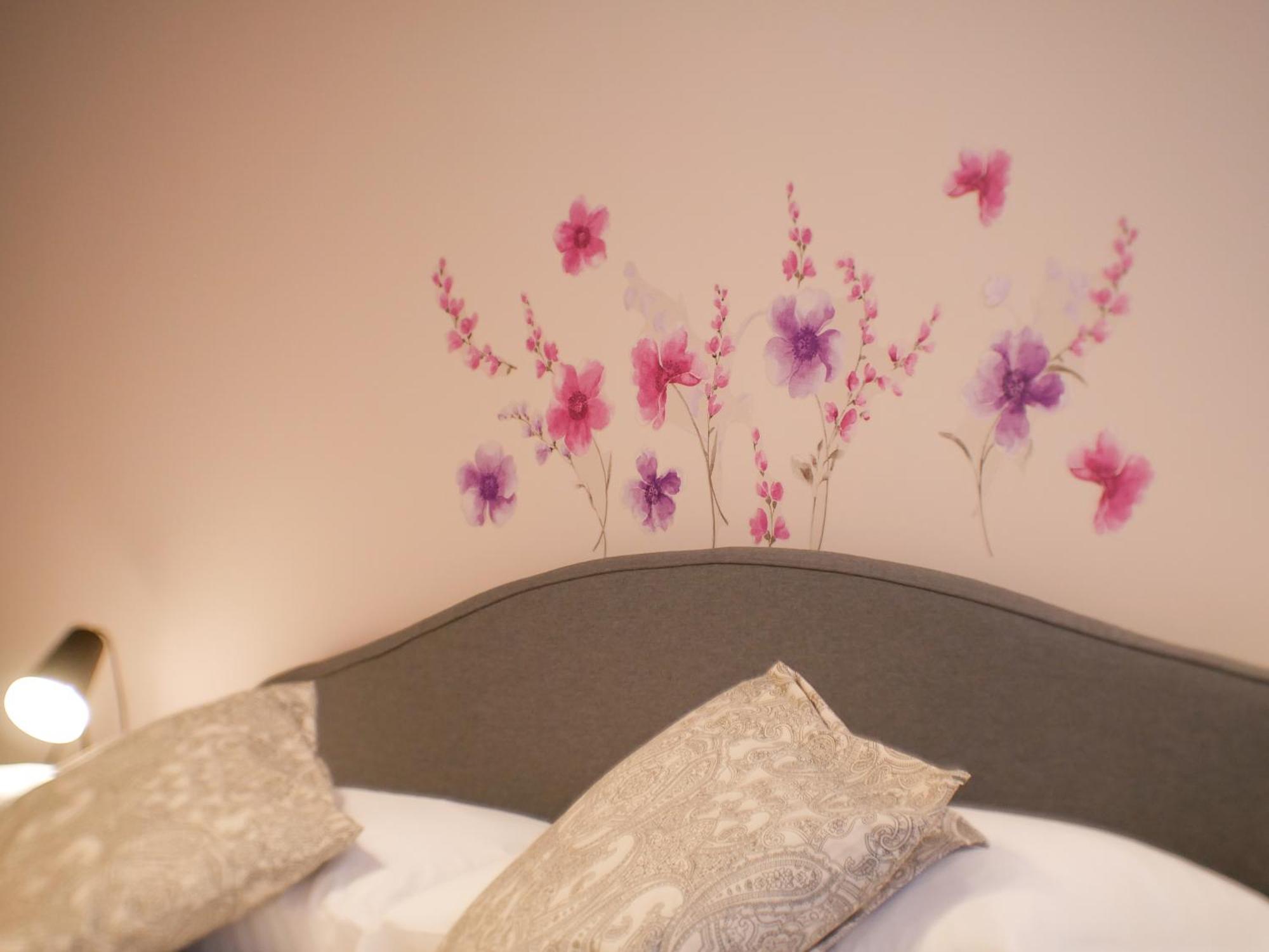 Chic Modern 2-Bedroom Near Metro Рим Екстер'єр фото
